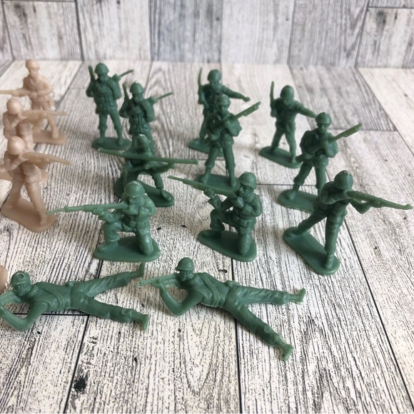 Greenbrier International VTG Army Men Greenbrier Toy Soldiers Figurine Lot of 25 - Picture 4 of 12